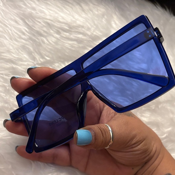 Blue Oversized Sunglasses - Picture 4 of 4